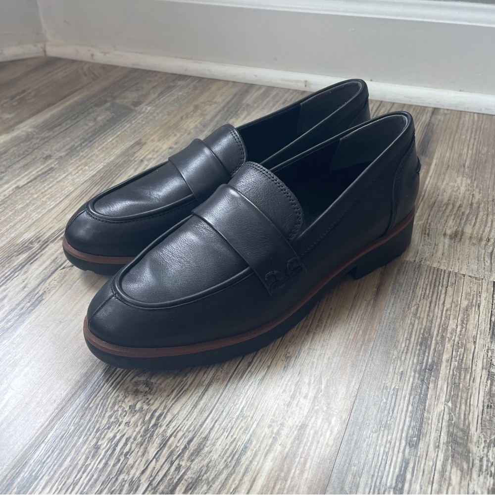 Vionic Black Leather Cleo Loafers Size 8 Preppy
Minimalist